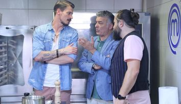 Concurenții MasterChef sunt puși în dificultate de clienții unui hotel de lux. Unul dintre ei clachează și pleacă acasă