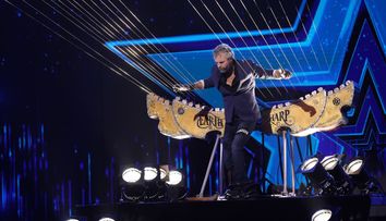 Românii au talent 2020 - William Close and The Earth Harp Collective au cântat din interiorul unui instrument muzical