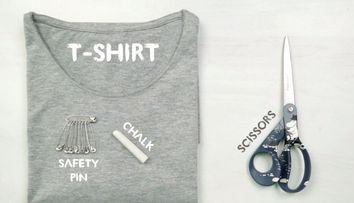 A facut cateva taieturi intr-un tricou si l-a transformat intr-o piesa vestimentara la moda. Rezultatul, surprinzator