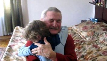 Cea mai frumoasa surpriza pe care un nepot i-o poate face bunicului. Un clip de sute de mii de afisari, care iti merge direct la suflet: VIDEO