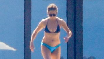 Cum arată Jennifer Aniston în costum de baie la 50 de ani. Actrița a fost fotografiată în ipostaze sexy