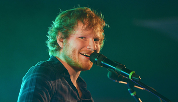 Ce aroganță! Ed Sheeran are o statuie de 5 metri într-un parc din Moscova!