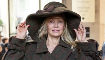 Pamela Anderson promovează naturalețea. A reușit să iasă în evidență într-o ținută oversize și cu părul răvășit