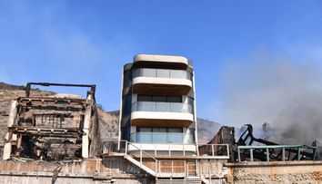 Miracol în Malibu! O vilă de 9 milioane de dolari, neatinsă de flăcări într-o mare de cenușă și ruine. Cum își explică proprietarul, un mogul ieșit la pensie, faptul că locuința sa a rămas intactă