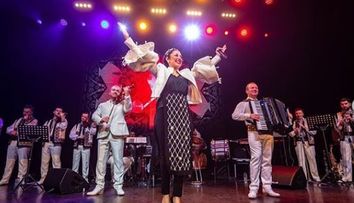 VIDEO Andra a cucerit Bacăul cu două concerte spectaculoase