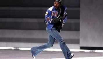 A provocat isterie și a divizat reacțiile internauților! Cât costă blugii purtați de Kendrick Lamar la show-ul de la Super Bowl 2025 și mesajul din spatele ținutei: „E singurul lucru care mi-a atras atenția!”