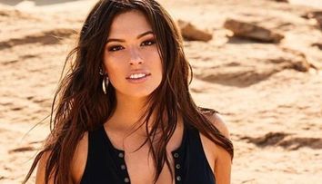 Ashley Graham si mama ei au pozat impreuna in costum de baie. Pictorialul face acum senzatie pe internet