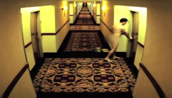 Nu, nu este o farsa! A umblat dezbracat prin tot hotelul, in fata a zeci de oameni ca sa poata intra in camera: VIDEO