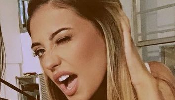 Antonia, aparitie spectaculoasa intr-o rochie cu decolteu adanc. Tinuta care i-a pus in valoare toate atuurile fizice