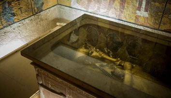 Mormântul lui Tutankamon, redeschis. Misterul petelor negre din camera mortuară