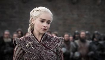 Emilia Clarke dezvăluie că a fost obligată să se dezbrace în scenele de erotice din Game Of Thrones