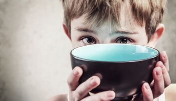 Povestea impresionantă a văduvei care s-a apucat să fiarbă pietre ca să își adoarmă copiii care așteptau mâncare
