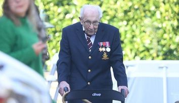 Veteranul care a strâns 33 de milioane € pentru medici, asaltat cu felicitări pentru ziua sa de naștere
