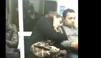 VIDEO AMUZANT. O femeie obosita se culca pe umarul vecinului din metrou. Vezi cum reactioneaza cand se trezeste: