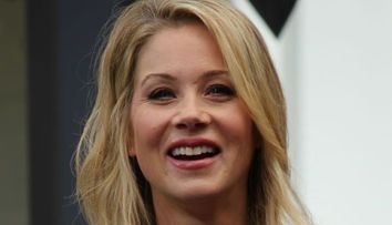 Christina Applegate s-a casatorit. Rochia de mireasa a fost creata de o romanca
