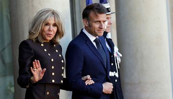 Cum arăta Brigitte în tinerețe, când l-a fermecat pe Emmanuel Macron, elevul pasionat de teatru care avea să devină președinte! Imagini rare din trecutul Primei Doamne a Franței