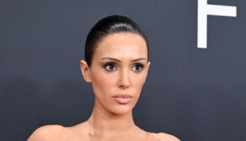Bianca Censori șochează din nou: apariție îndrăzneață în top plasă și dres transparent