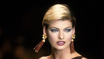 Linda Evangelista, prima apariție după ce a dezvăluit că și-a distrus chipul iremediabil: Nu mai pot trăi așa!