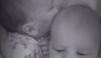 Gemenii plangeau fara incetare! Ce a descoperit mama lor cand a intrat in camera