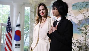 Angelina Jolie, imaginea perfecțiunii la Casa Alba, alături de fiul ei, Maddox. Actrița și-a schimbat look-ul