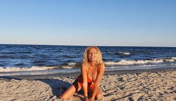 La 50 de ani, Dana Săvuică e sexy precum Marilyn Monroe, în costum de baie, pe o plajă sălbatică din România