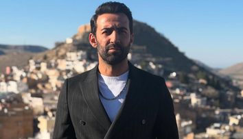 Ce frumoasă este soția lui Ferit Kaya, actorul care joacă rolul lui Demir Baybars în serialul „La marginea lumii”