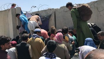 VIDEO Captivi în războiul celor mari. Cum sunt scoși copiii afgani din Iadul din Kabul