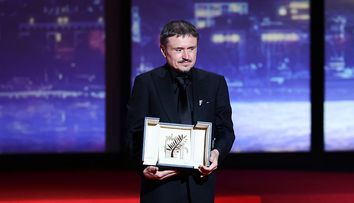 Cristian Mungiu, moment inedit în aeroport din cauza trofeului câștigat la Cannes. Ce a pățit regizorul când personalul aeroportului l-a văzut la scanner: „A fost amuzant şi prima oară, a fost amuzant şi acum”