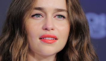 Emilia Clarke și-a schimbat radical look-ul, spre nemulțumirea fanilor: ”Arăți bătrână”