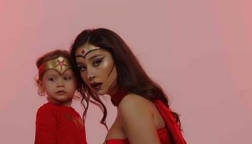 Nicole Cherry s-a costumat în Wonder Woman de Halloween! Artista a realizat un pictorial adorabil alături de fiica sa, Anastasia