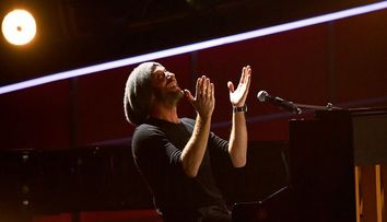 Chris Martin de la Coldplay a compus o piesă inspirată de pasiunea lui Leonardo DiCaprio pentru pantalonii scurți cargo
