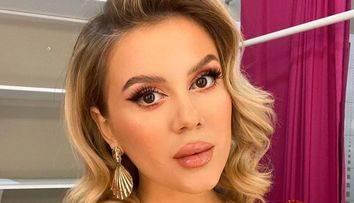 Emily Burghelea, prima ședință foto în studio împreună cu fetița sa. Fotografiile de familie i-au cucerit pe fani