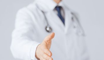Un sat din Franta si-a gasit medic roman pe Internet. Francezii au refuzat postul, fiindca nu era la un drum principal