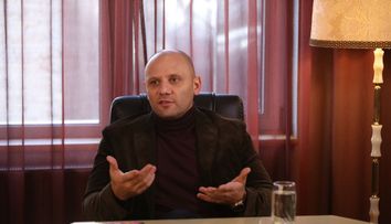 Următorul Șef sub acoperire este Dragoș Muller, proprietarul unui lanț de saloane de înfrumusețare