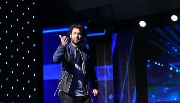 Schimbare de look pentru Smiley. Cum s-a fotografiat prezentatorul de la Romanii au talent