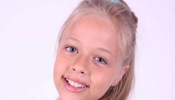 Cu ce se ocupă Jennifer Dumitrașcu în prezent. Tânăra cunoscută pentru rolul Carinei în serialul „Îngerașii” și-a urmat visul și se bucură de un real succes la 23 de ani