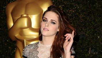 Kristen Stewart, uda si mai dezbracata ca niciodata. Cat de mult s-a vazut prin materialul boxerilor albi cand actrita a iesit din apa