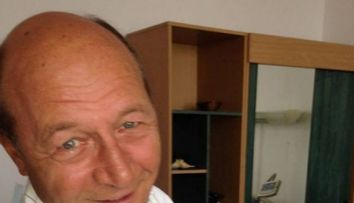 Elena Basescu si fetita ei, externate din maternitate. Primele imagini cu fiica presedintelui in calitate de mama