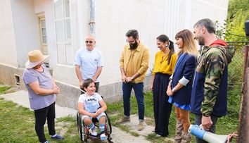 Un băiețel de 8 ani este condamnat la o viață în scaunul cu rotile