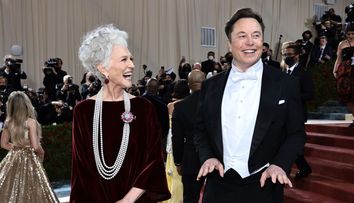 Maye Musk, mama lui Elon Musk, a devenit cel mai în vârstă model care pozează pe coperta Sports Illustrated