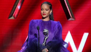 Rihanna și tatăl ei au îngropat securea războiului după doi ani de certuri aprige. Ce acuzații îi aducea 