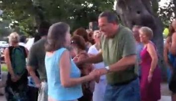 Nu-ti lasa bunica sa consume alcool. Uite ce poate pati! SUPER VIDEO