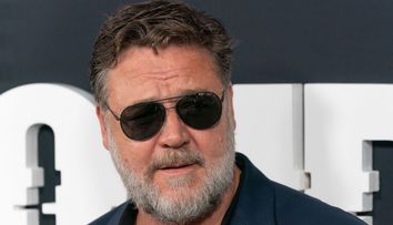 Russell Crowe, în tandrețuri cu iubita tinerică! Cum arată blonda care l-a cucerit