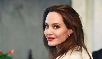 Angelina Jolie, la promenadă cu fiul Pax! Unde i-au surprins paparazzii