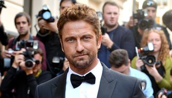 Nu si-a putut dezlipi mainile de pe ea. Gerard Butler, surprins de paparazzi in ipostaze hot alaturi de iubita