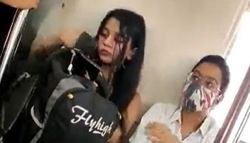 VIDEO O tânără a atras toate privirile la metrou din cauza ținutei minuscule