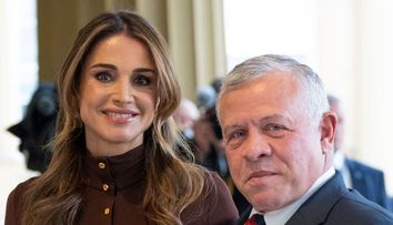 Cum s-a îmbrăcat cea mai elegantă regină din lume la nunta fiului ei. Rania a Iordaniei, apariție splendidă