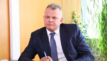 De la birou și costum, la sortat deșeuri la groapa de gunoi. El e noul șef sub acoperire!