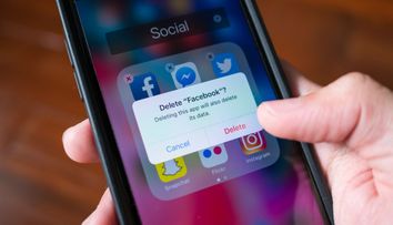 Tu de ce mai pierzi vremea pe Facebook? Studiile arata ca tinerii parasesc in masa aceasta retea de socializare