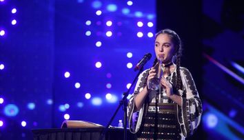 A cantat la seringa, la nuca si la sticla! E prima data cand un concurent face asta la Romanii au Talent